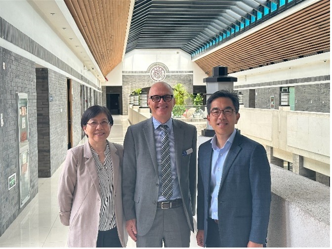 L- R Professors Wu Li, Mike McGuckin and Wong Tien Yin.