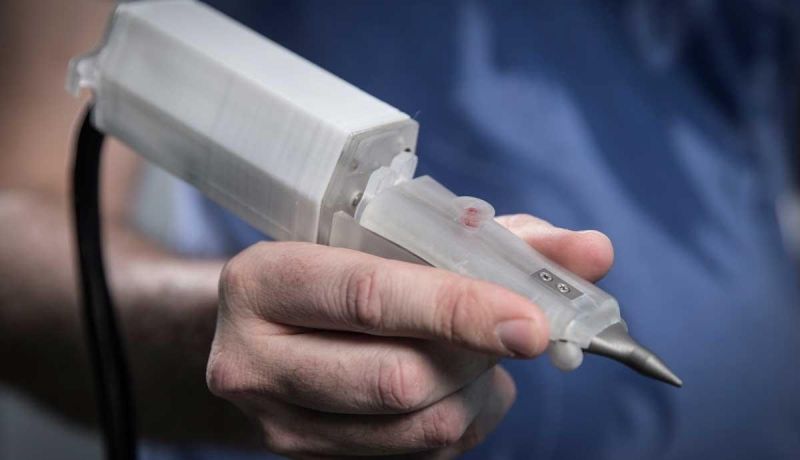 Closeup of the AxceldaPen 3D bioprinting device.